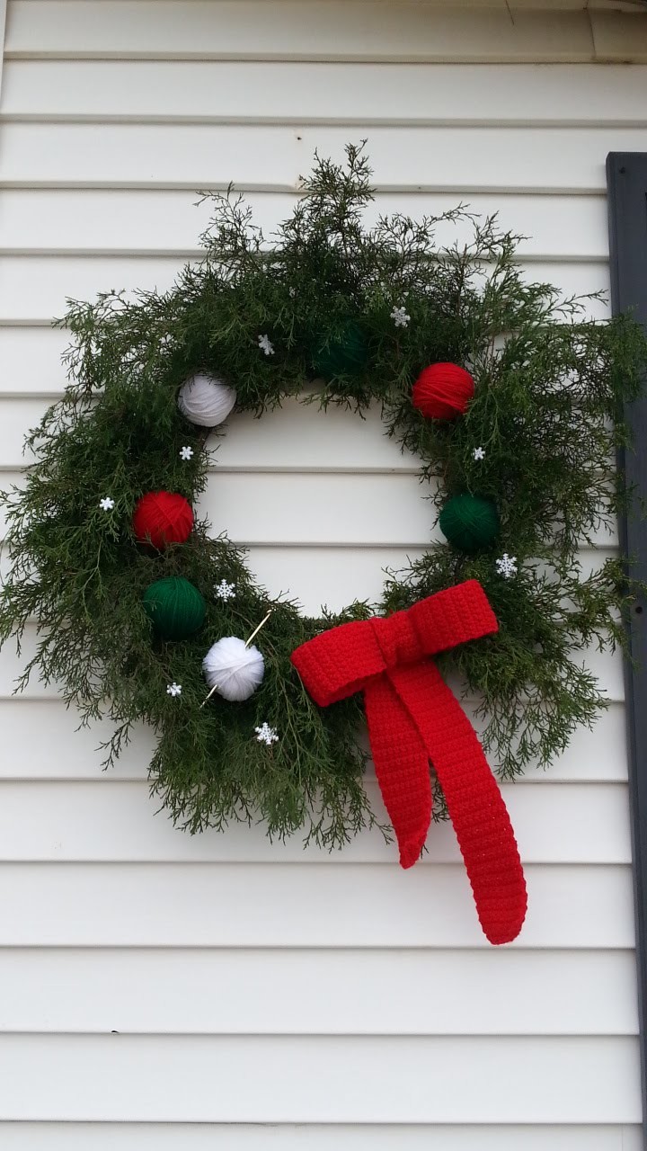 How to Make a Fresh Christmas Wreath with #Crochet #Bow and Yarn Balls #TUTORIAL