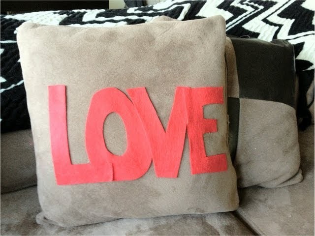 DIY Christmas Gifts: Decorative "LOVE" Pillow (Day 28)
