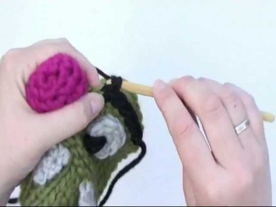 DROPS Crochet Tutorial: How to crochet eyebrow to a monster hat (0-931)