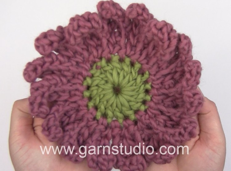 DROPS Crochet Tutorial: How to work a Marguerite flower with big leaves