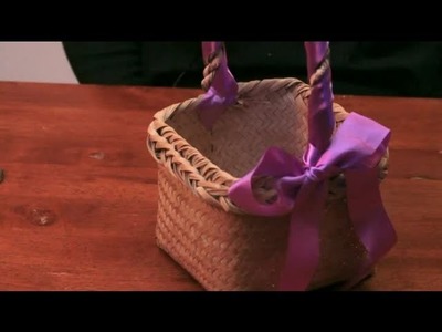How to Decorate Baskets With Satin Ribbon for an Engagement : DIY Crafts