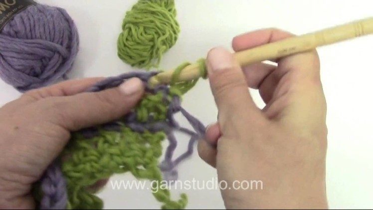 DROPS Crochet Tutorial: How to crochet stripes with 2 colors