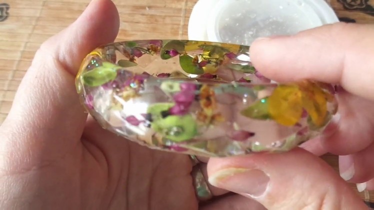 How to make DIY epoxy resing bracelet with spring flowers
