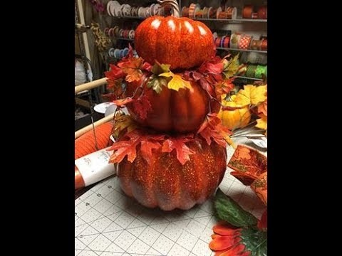 How to make a very easy Thanksgiviing or fall centerpiece for your table with pumpkins