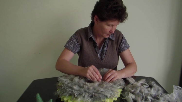 Short video about making felted curly layer rug MANTITA DE RULOS - video by FeltSoapGood