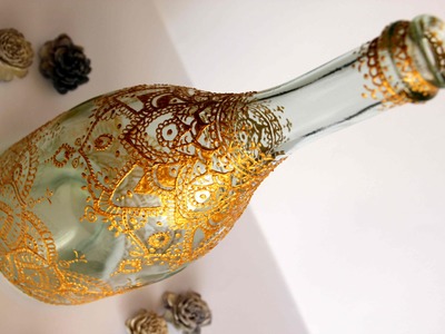 Hand-painted bottle using Dalbe glass paint ~ Botella decorada con pintura Dalbe Cerne Relief