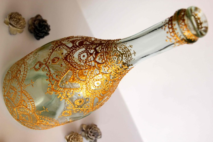 Hand-painted bottle using Dalbe glass paint ~ Botella decorada con pintura Dalbe Cerne Relief