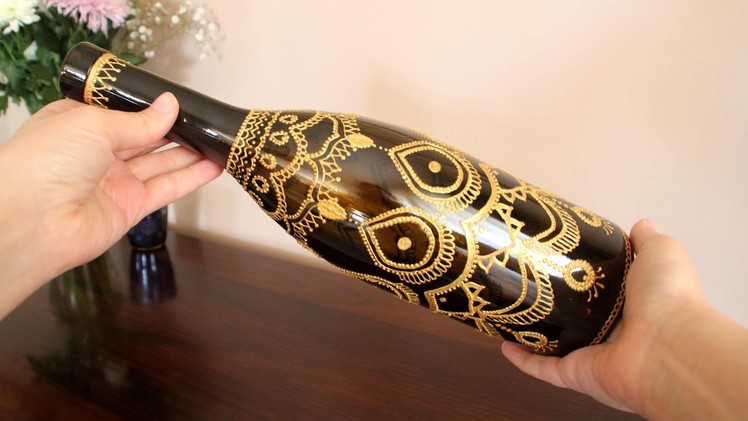 Hand-painted bottle using Pebeo Cerne Relief ~ Botella pintada a mano con plomo líquido