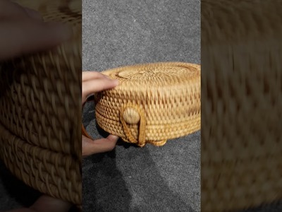 Round rattan bag with lining inside