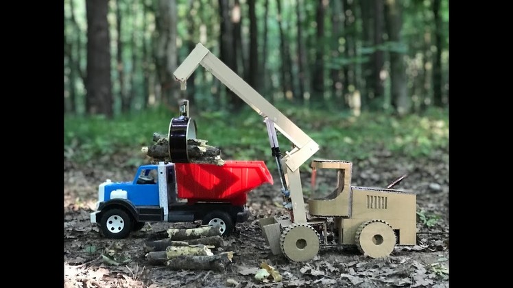 DIY Skidding tractor Liebherr L580 with grapple - Cardboard toy