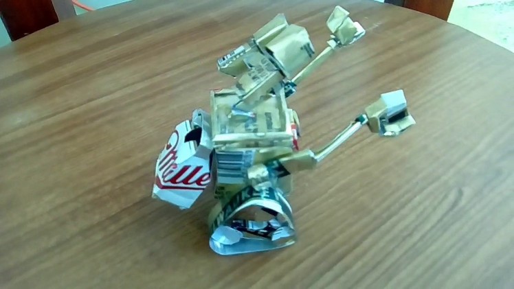 Wall-e, hecho con lata Miller High Life.