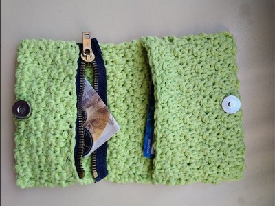 Crochet wallet with pockets