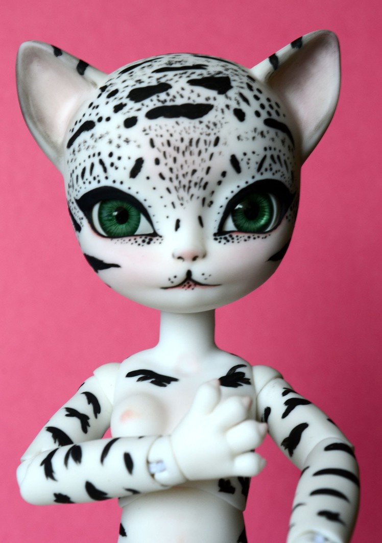 Anthro ball jointed cat doll (BJD) Freya face up and body painting - snow leopard. How it was done.