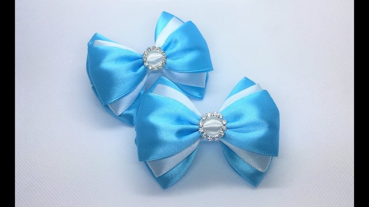 The decoration on the elastic hairband Kanzashi. White - blue bows