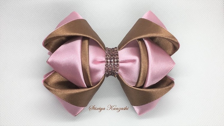 The decoration on the hairpin Kanzashi. Two-tone bow