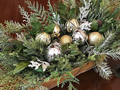 Easy Christmas Centerpiece - Simple Christmas Floral Arrangement - Christmas Table