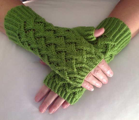 Fingerless Gloves - Lace pattern - Green - Wishful ...