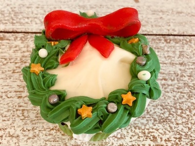 Decorate a Christmas Wreath Cupcake with DIY Tip | 1 Minute Video