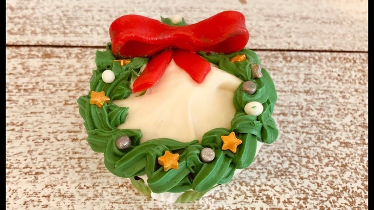 Decorate a Christmas Wreath Cupcake with DIY Tip | 1 Minute Video