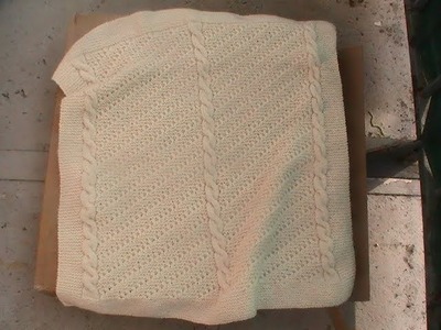 Couverture bebe au tricot torsades et point diagonal