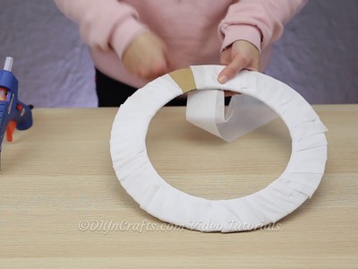 How to Make a Rustic Christmas Wreath Out of Cardboard and Yarn