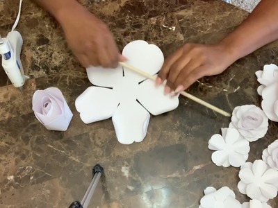 DIY rose tutorial (Julia Child rose) Paper Rose Tutorial. Rosa de papel tutorial