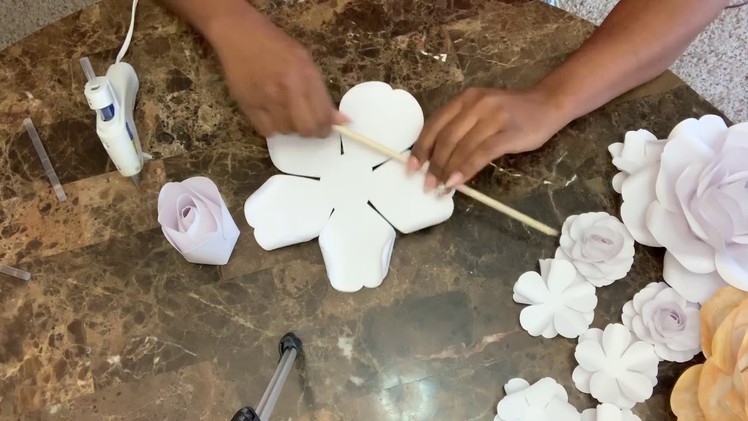 DIY rose tutorial (Julia Child rose) Paper Rose Tutorial. Rosa de papel tutorial