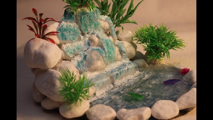 DIY Selbstgemachter Mini-Wasserfall als Deko.Homemade mini waterfall as décor