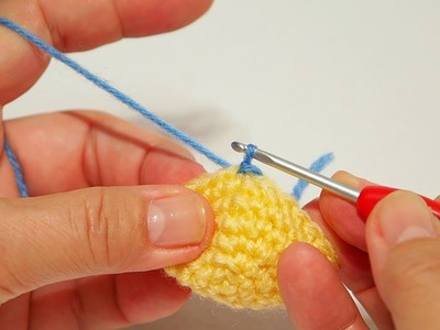 Amigurumi basic lesson 05 : Changing colours – how to weave in the wool end after changing colours