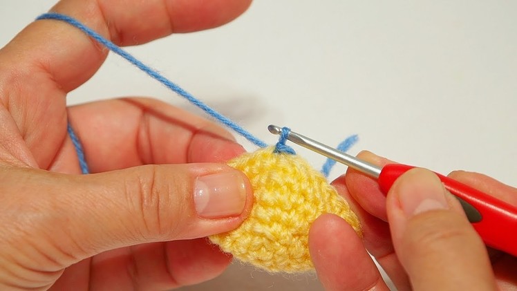 Amigurumi basic lesson 05 : Changing colours – how to weave in the wool end after changing colours