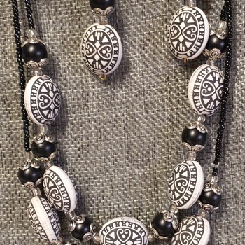 Black and White necklace set