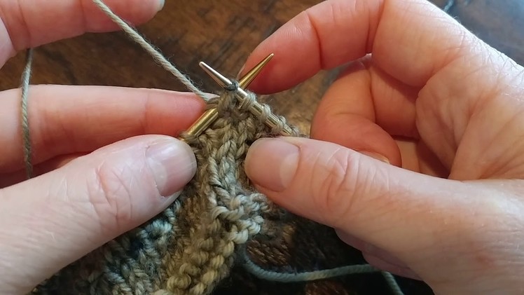 Make half knot knitting stitch
