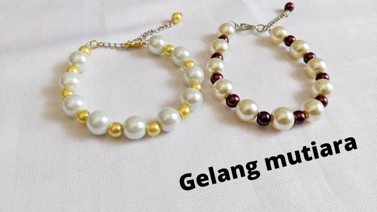 Membuat gelang dari mutiara.make a bracelet from pearl