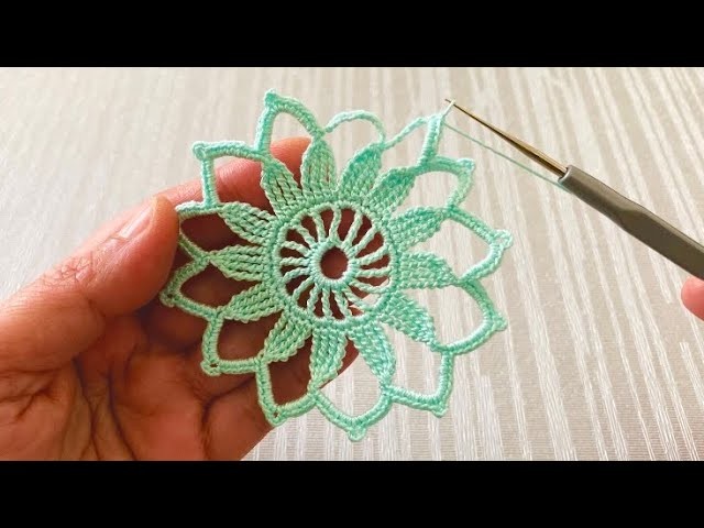 Super Easy So Beautiful Flower Crochet Motif Pattern.Motivo de ganchillo de flores súper fácil