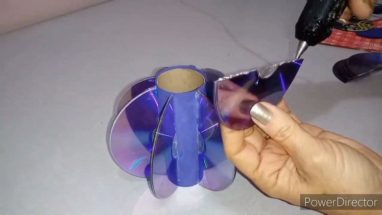 How to make a flower VASE from cds.como fazer um vaso de flores a partir de antigos cds????????recycling