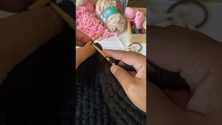 Short tutorial how to knit POM POM yarn #knitting #pompom
