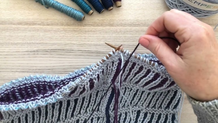 JST Brioche: How To manage your yarns at the end of each round in two colour brioche.