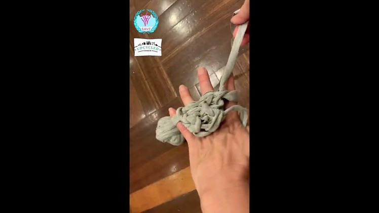 Finger knitting with upcycled T-shirt Yarn