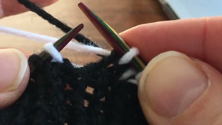 Unbreakable Hat: Knitting with 2 colours at 1 time. Stricken mit 2 Farben gleichzeitig