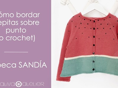 Cómo bordar pepitas de sandía sobre punto. How to embroider watermelon seeds on knitted fabric.