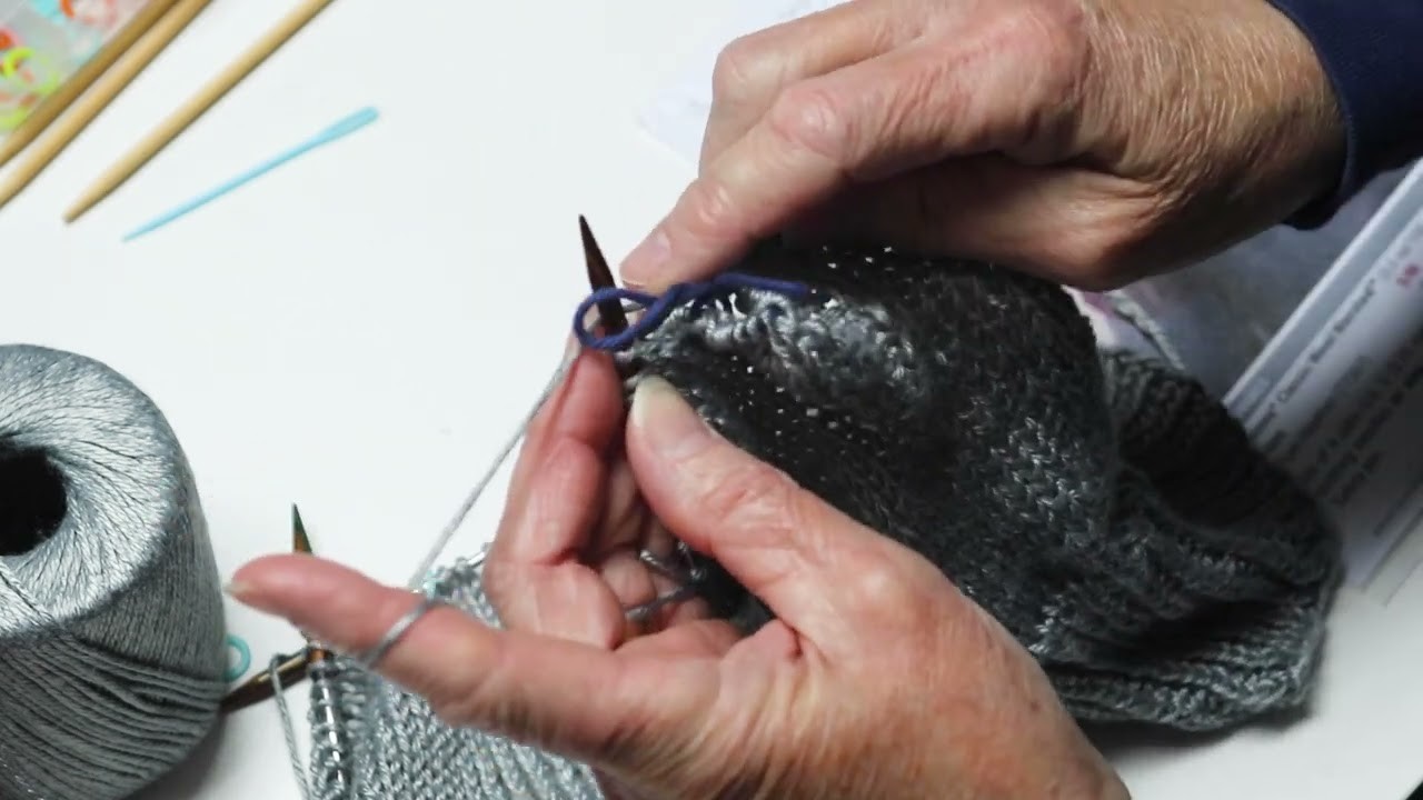 Knitting a Thumb in a fingerless mitt
