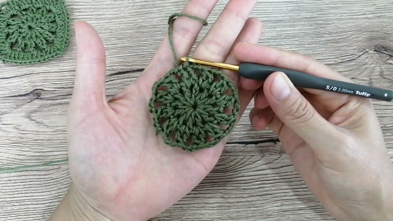 Tutorial​ crochet granny square - step by step