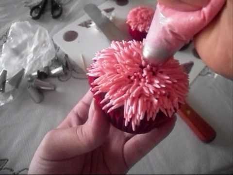 Cupcake decorating : how to pipe red buttercream grass