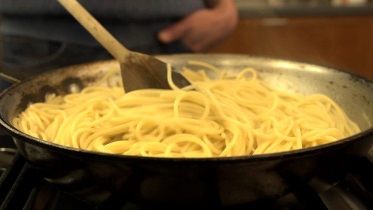 How to Quickly Cook Pasta in a Frying Pan - CHOW Tip