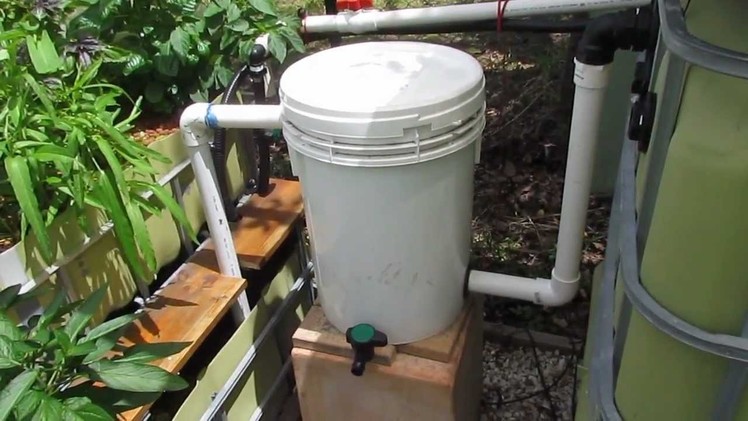 Aquaponic radial flow filter for solids removal. 