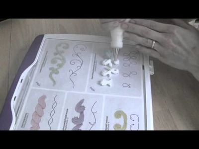 Cake Decorating Piping Techniques: How to Make Scrolls