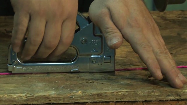 How to operate a staple gun