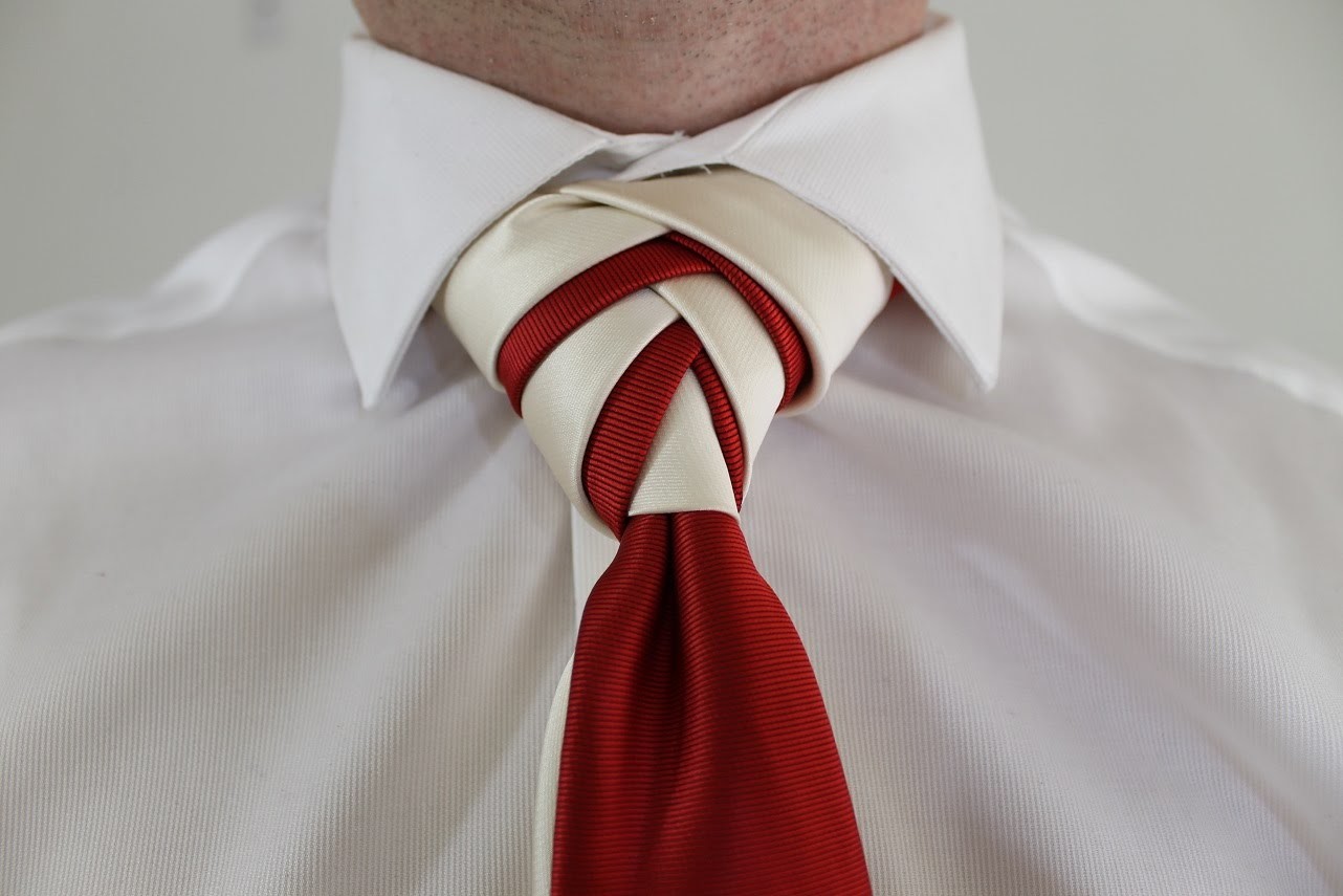 Завязываем мужской галстук видео. Узел Элдридж галстук. Узел Тринити галстук. Завязать галстук Элдридж. Узел Элдриджа для галстука.