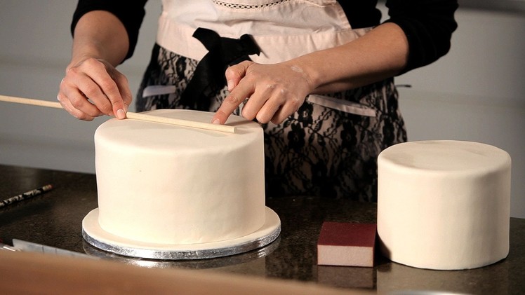 How to Assemble a Wedding Cake | Wedding Cakes