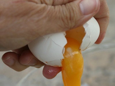 How To Crack An Egg With One Hand - Plus Two More Egg Tips